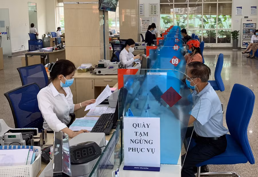  BIDV Gia Lai thực hiện làm việc luân phiên nhằm đảm bảo phòng-chống dịch Covid-19. Ảnh: Phương Linh