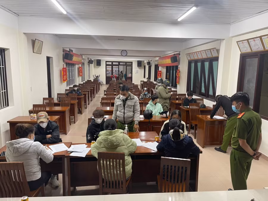 Nhóm thanh thiếu niên vui chơi ở hồ Tuyền Lâm được đưa về UBND P.3 để xử lý vi phạm phòng dịch Covid-19. ẢNH: LÂM VIÊN