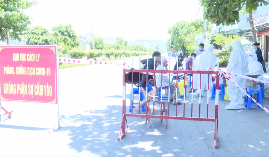 Lấy mẫu xét nghiệm người dân trong khu phong tỏa để sàng lọc người nhiễm Covid-19. ẢNH: ĐỨC HUY