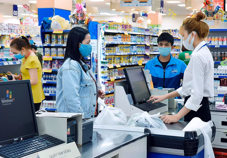 Lượng khách mua sắm tại Siêu thị Co.op Mart Pleiku giảm do ảnh hưởng bởi dịch Covid-19. Ảnh: Đức Thụy
