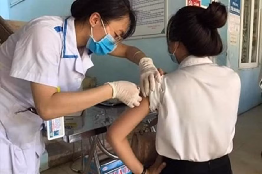 Hiện nay Việt Nam đang triển khai chiến dịch tiêm vaccine COVID-19 và chưa cho phép hình thức tiêm dịch vụ loại vaccine này.