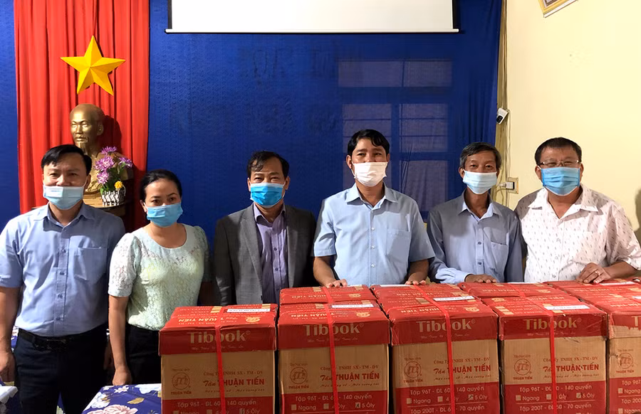  Đồng chí Thái Thanh Bình (ngoài cùng bìa phải) trao tặng vở cho Trường THCS Ia Kreng 1- Ảnh Lê Hòa
