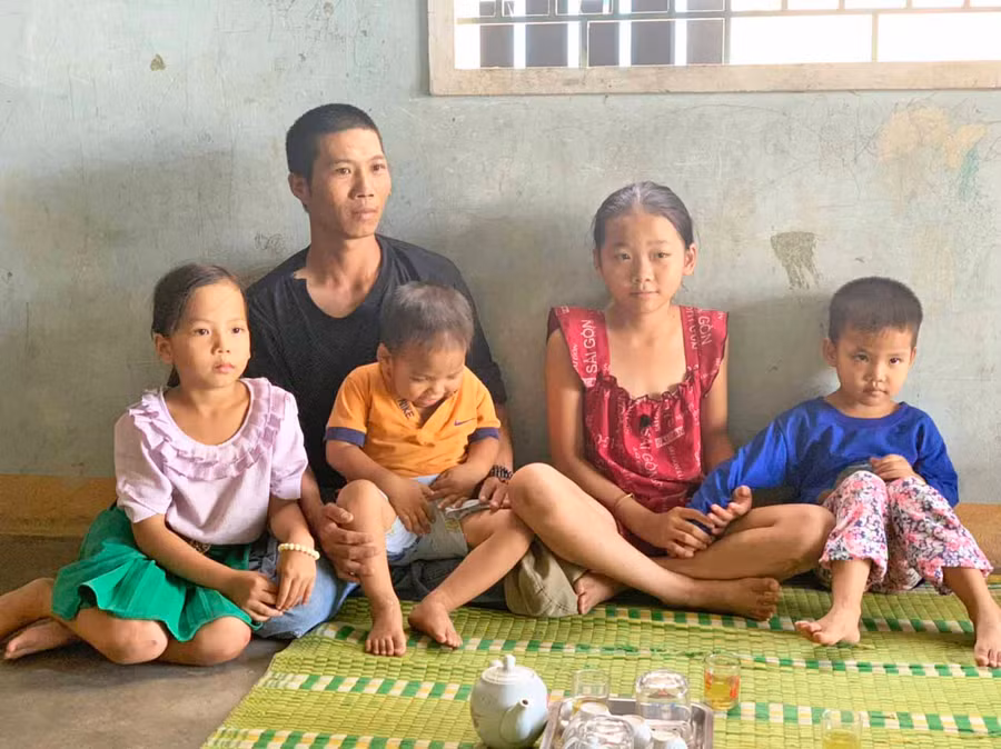 Anh Nguyễn Văn Thanh và các con. Ảnh: Nhật Hào