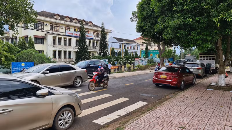 Hàng trăm lượt người đến từ các tỉnh, thành phố trong cả nước tập trung về Trung tâm Kiểm soát bệnh tật tỉnh Đắk Nông để xét nghiệm tầm soát dịch bệnh Covid-19. 