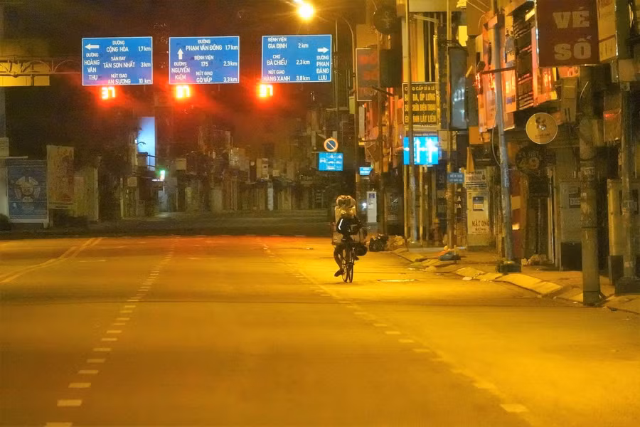 Ngã tư Phan Đình Phùng - Phan Đăng Lưu, Q.Phú Nhuận vào lúc 22 giờ ngày 10.7, ngày thứ 2 giãn cách xã hội toàn thành phố. Ảnh: MAI THANH HẢI