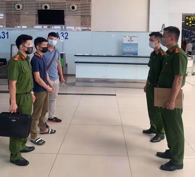 Công an quận Đống Đa bàn giao đối tượng truy nã cho Công an quận 1, TP.Hồ Chí Minh xử lý theo quy định. Ảnh CACC
