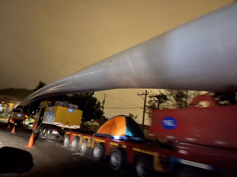 Để hỗ trợ đoàn xe “khủng” chở thiết bị điện gió, lực lượng Công an huyện Lạc Dương bố trí lực lượng để hướng dẫn, đảm bảo xuyên suốt quá trình vận chuyển tuabin về Nhà máy Điện gió Cầu Đất - Đà Lạt.