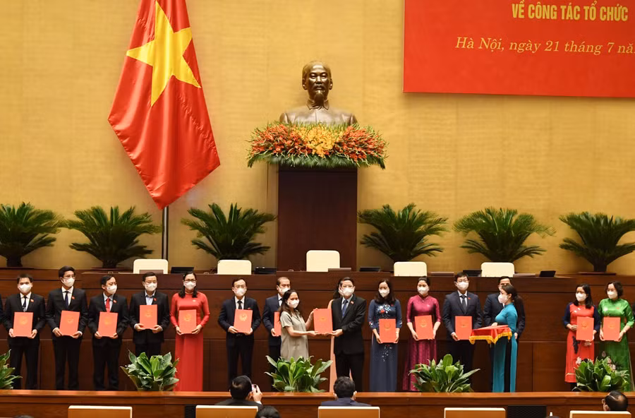  Phó Chủ tịch Quốc hội Nguyễn Đức Hải trao Nghị quyết của Ủy ban Thường vụ Quốc hội bà Siu Hương. Ảnh: Hùng Lê