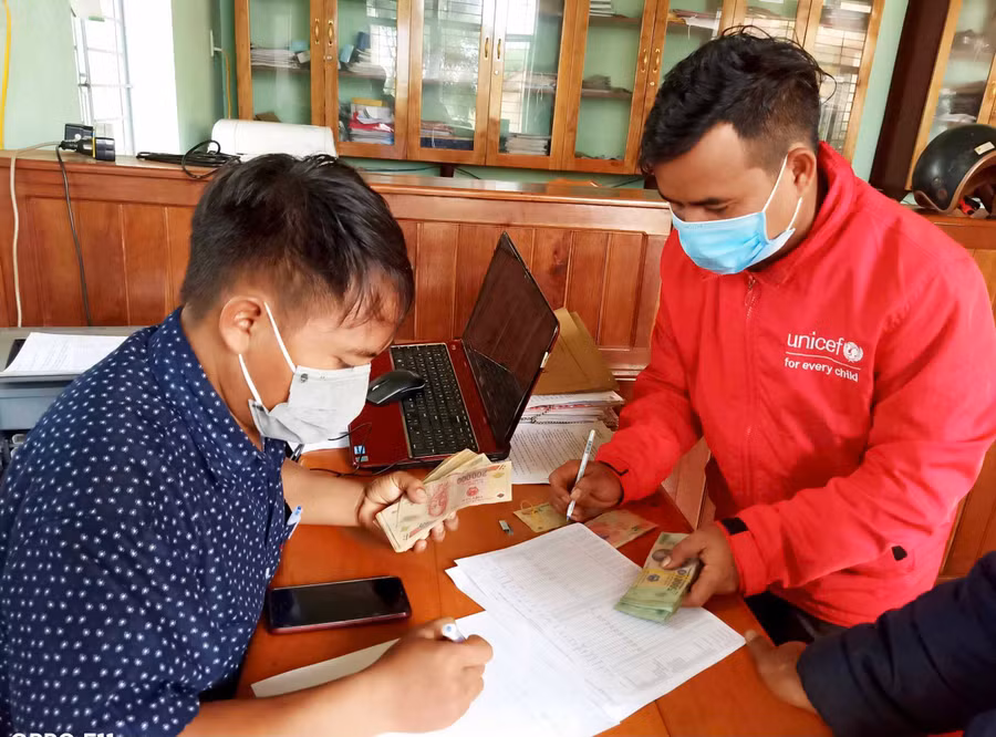 Ảnh 3 Cán bộ kế toán xã Kon Chiêng (huyện Mang Yang) chi trả tiền phụ cấp cho người hoạt động không chuyên trách cấp xã. Ảnh T.B