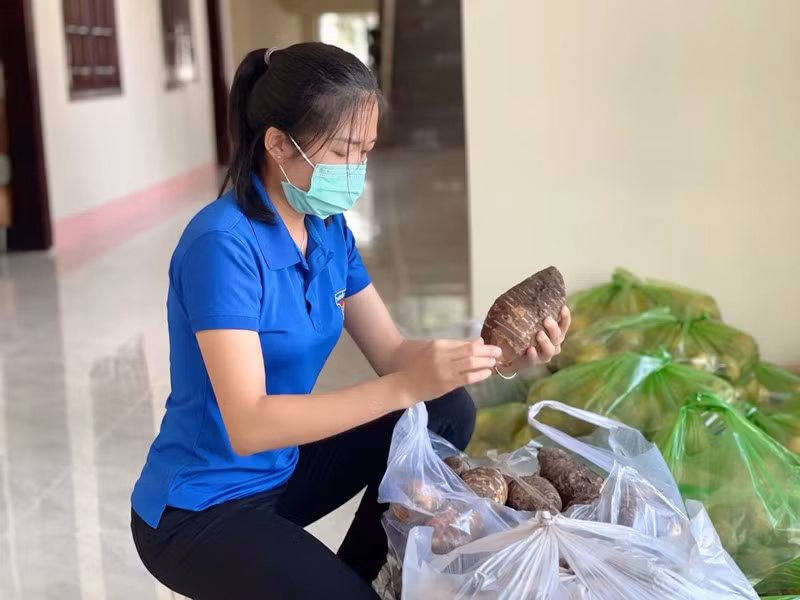  Chủ tịch Hội Liên hiệp Phụ nữ tỉnh Kon Tum Y Phương tiếp nhận củ, quả do Hội Liên hiệp Phụ nữ Bộ đội Biên phòng tỉnh Kon Tum trao gửi đến phụ nữ TP Hồ Chí Minh.