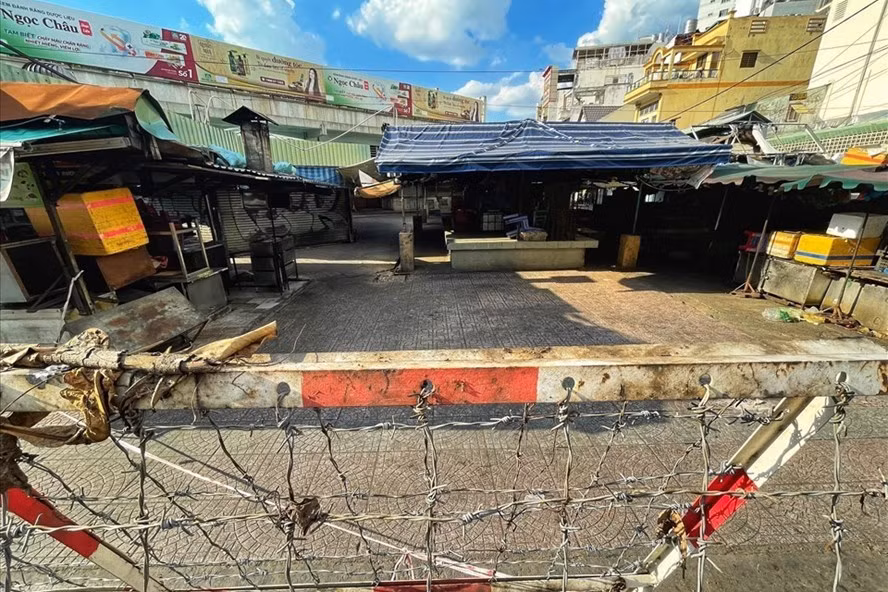 Chợ truyền thống tại TP Hồ Chí Minh đóng cửa, nên rất cần chợ di động bằng xe buýt. Ảnh Anh Tú