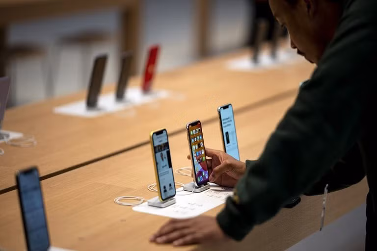 Dòng iPhone 13 sẽ hỗ trợ sạc công suất cao hơn tiền nhiệm. ẢNH: REUTERS