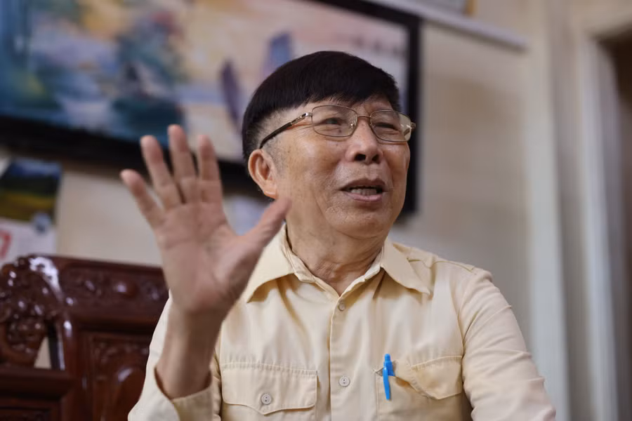 Trung tá Nguyễn Xuân Trình (nguyên thuyền trưởng tàu hộ vệ săn ngầm HQ-17, lữ đoàn 171) kể lại những ngày đối đầu tàu chiến Trung Quốc, bảo vệ chủ quyền Trường Sa, đầu năm 1988 (ảnh chụp tháng 7.2021).ẢNH: NGÔ TRẦN HẢI AN