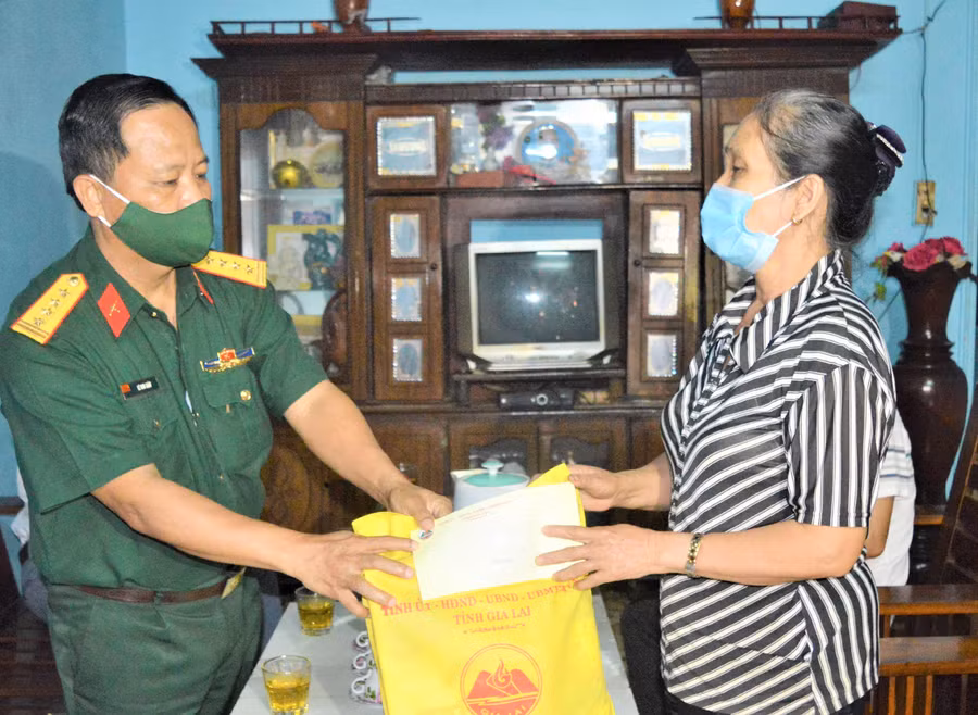 Bà Đoàn Thị Phương (thôn Thống Nhất, xã Ia Din, huyện Đức Cơ) rưng rưng xúc động đón nhận món quà của lãnh đạo tỉnh. Ảnh: Anh Huy