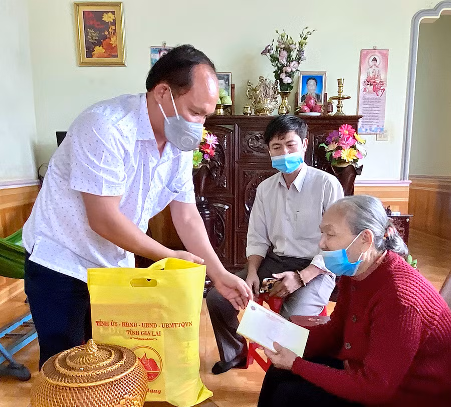 Phó Bí thư Tỉnh ủy Rah Lan Chung (thứ 2 từ phải sang) thăm, tặng quà lực lượng làm nhiệm vụ tại chốt kiểm soát phòng-chống dịch Covid-19 trên quốc lộ 19 (xã Song An, thị xã An Khê). Ảnh: Phương Vi