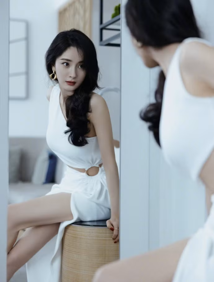 Đầm trắng với điểm nhấn cut-out phần eo càng tạo sự nổi bật nhất định để người đẹp khoe trọn vòng eo con kiến.