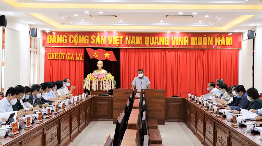 Bí thư Tỉnh ủy Hồ Văn Niên thay mặt Ban Thường vụ Tỉnh ủy thống nhất chủ trương đón công dân Gia Lai có hoàn cảnh khó khăn, cấp bách về tỉnh. Ảnh: Phương Linh