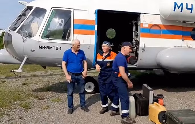 Bộ quản lý khẩn cấp Nga huy động trực thăng và lực lượng cứu hộ tìm kiếm. Ảnh: TASS