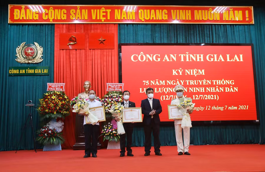 Bí thư Tỉnh ủy Hồ Văn Niên tặng bằng khen của Thủ tướng Chính phủ cho các cá nhân có thành tích xuất sắc trong đấu tranh tà đạo Hà Mòn từ 2009-2020. Ảnh: Lê Anh
