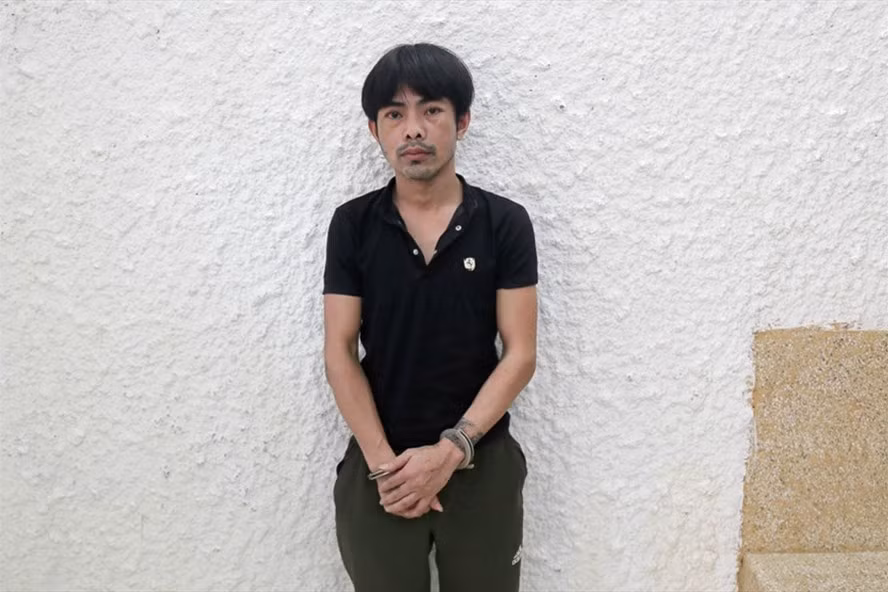 Đối tượng Hoàn bị khởi tố vì thuê người ném bong xăng vào nhà cán bộ công an huyện Đức Thọ. Ảnh: CA.