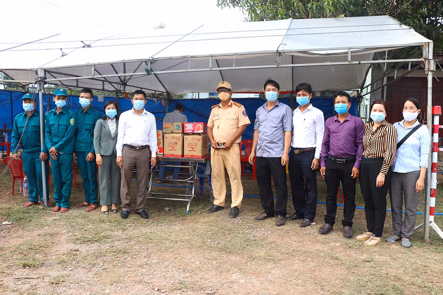 Hội Nông dân thị xã An Khê thăm, tặng quà chốt kiểm soát phòng-chống dịch Covid-19 trên quốc lộ 19 (xã Song An). Ảnh: Ngọc Minh Hội Nông dân thị xã An Khê thăm và tặng quà chốt kiểm soát phòng-chống dịch Covid-19 quốc lộ 19 (xã Song An). Ảnh: Ngọc Minh