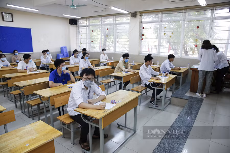 Thí sinh trước giờ thi tại điểm trường THCS Nghĩa Tân (quận Cầu Giấy, Hà Nội) hôm 7/7. Ảnh: Phạm Hưng Thí sinh trước giờ thi tại điểm trường THCS Nghĩa Tân (quận Cầu Giấy, Hà Nội) hôm 7/7. Ảnh: Phạm Hưng