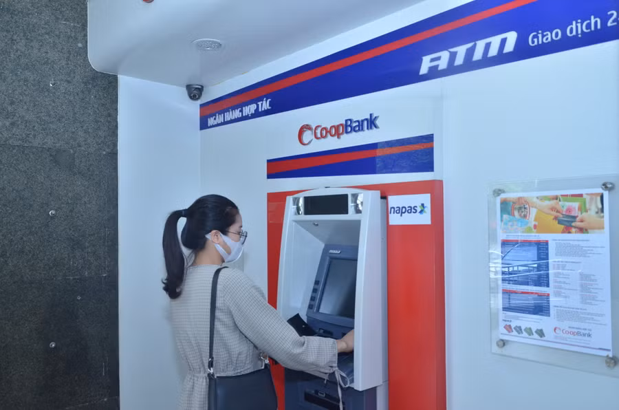 Khách hàng giao dịch tại máy rút tiền tự động của Ngân hàng Hợp tác xã Việt Nam. Khách hàng giao dịch tại máy rút tiền tự động của Ngân hàng Hợp tác xã Việt Nam