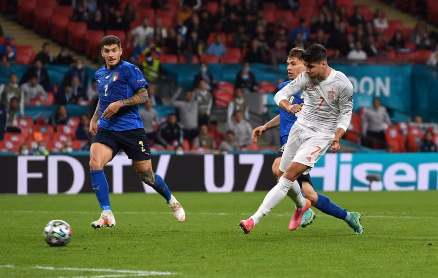  Morata (phải) ghi bàn thắng gỡ hòa 1-1 cho Tây Ban Nha.