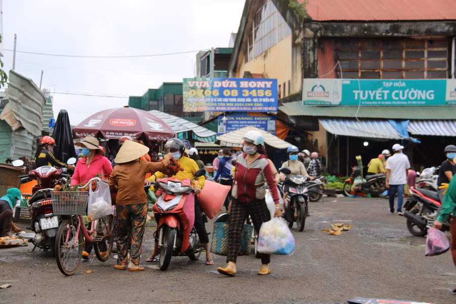 Người dân mua thực phẩm về dự trữ. ẢNH: THANH QUÂN