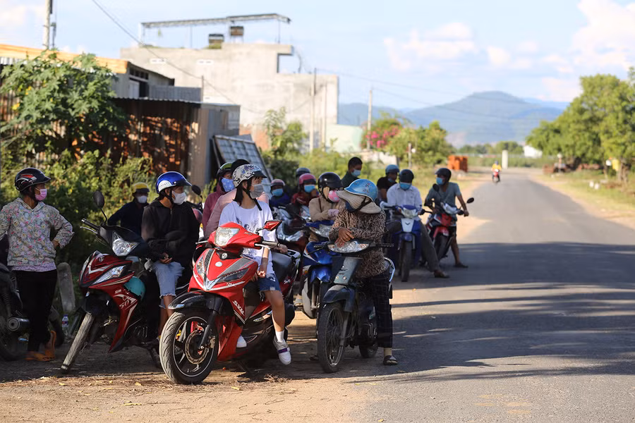 Các phụ huynh tại điểm thi Trường THPT Lý Thường Kiệt (huyện Ayun Pa) chờ đón con trong thời tiết nắng nóng. Ảnh: Văn Ngọc