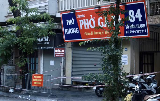 Một quán ăn trên phố Tô Hiến Thành là nơi các ca dương tính SARS-CoV-2 từng tới ăn bị phong tỏa - Ảnh: Ngô Nhung