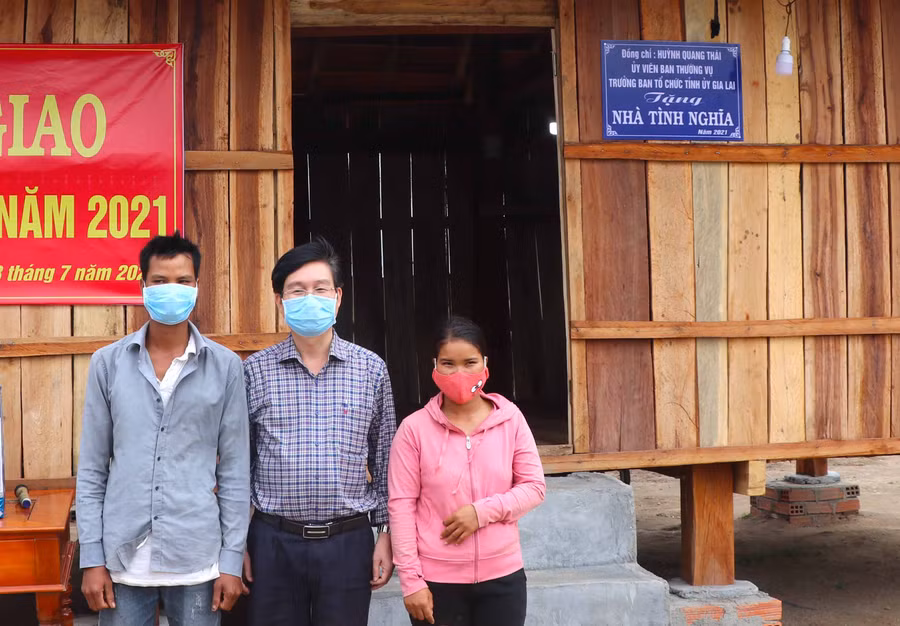 Ủy viên Ban Thường vụ Tỉnh ủy, Trưởng ban Tổ chức Tỉnh ủy Huỳnh Quang Thái (đứng giữa) tặng nhà tình nghĩa cho gia đình anh Đinh Ba (làng Hòa Bình, xã Tú An, thị xã An Khê). Ảnh Ngọc Minh 