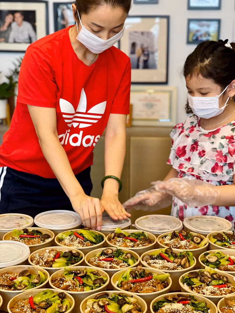  Hoa hậu Jennifer Phạm cùng con gái nấu cơm cho y, bác sĩ tuyến đầu chống dịch. (Ảnh: FBNV)
