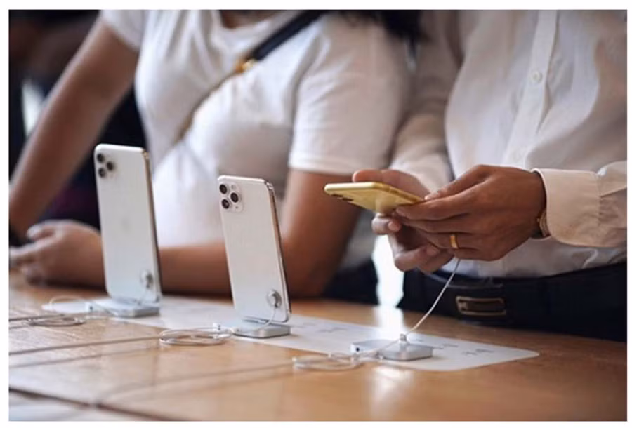  iPhone dù đang chạy bản iOS mới nhất vẫn bị tin tặc xâm nhập- Ảnh: AFP