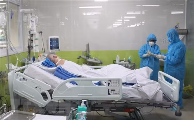 Điều trị cho bệnh nhân COVID-19. Ảnh minh họa. (Ảnh: TTXVN)