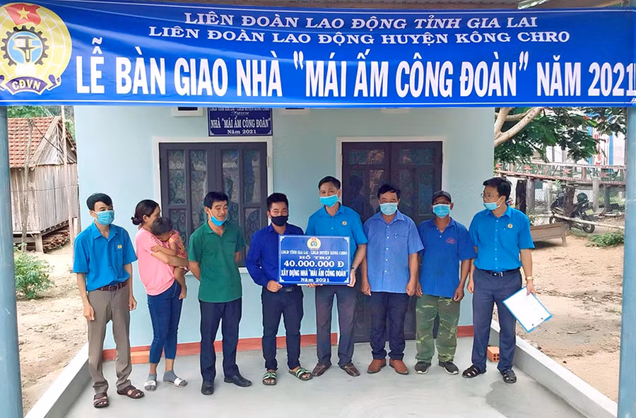  Lãnh đạo Liên đoàn Lao động huyện Kông Chro trao nhà “Mái ấm công đoàn” cho gia đình anh Đinh Văn Đinh. Ảnh: Đức Thụy