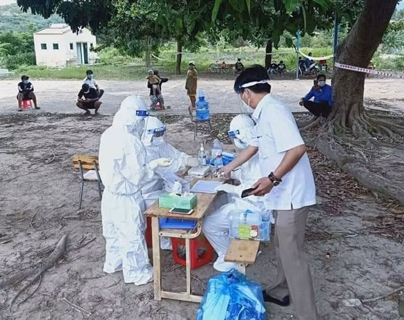 Lực lượng y tế truy vết, xét nghiệm các trường hợp F1 ở xã Cư Pui, H.Krông Bông. ẢNH: HOÀNG BÌNH