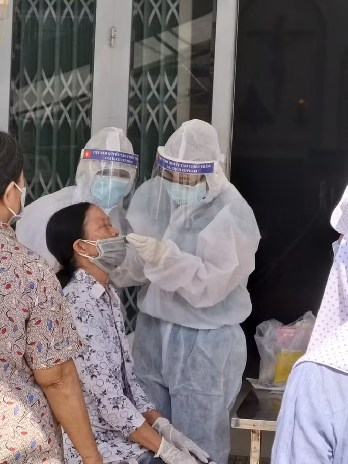 Lấy mẫu xét nghiệm Covid-19 tại Đồng Nai Lấy mẫu xét nghiệm Covid-19 tại Đồng Nai