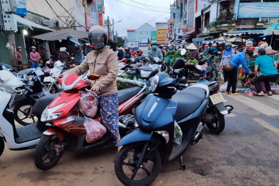 Người dân tập trung đông ở chợ vào sáng sớm. ẢNH: CTV