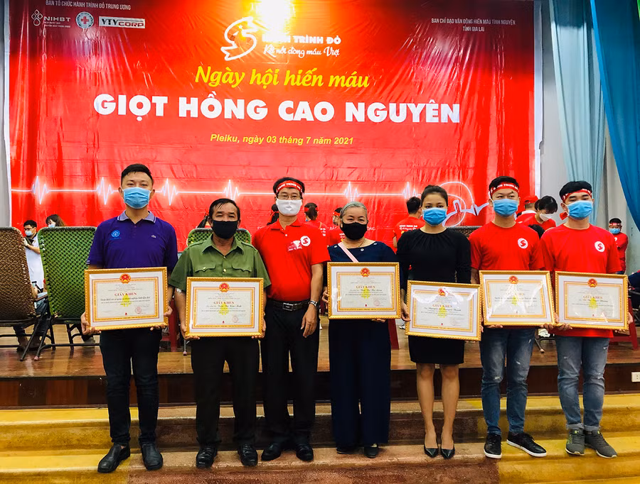 Ban Chỉ đạo vận động hiến máu tình nguyện tỉnh tặng giấy khen các tập thể, gia đình và cá nhân có thành tích xuất sắc trong công tác hiến máu tình nguyện năm 2020-2021. Ảnh: Phan Lài