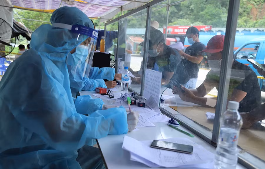 Người dân vào chốt đèo Chuối được hướng dẫn khai báo y tế bằng ứng dụng Vietnam Health Declaration. ẢNH: TRÙNG DƯƠNG