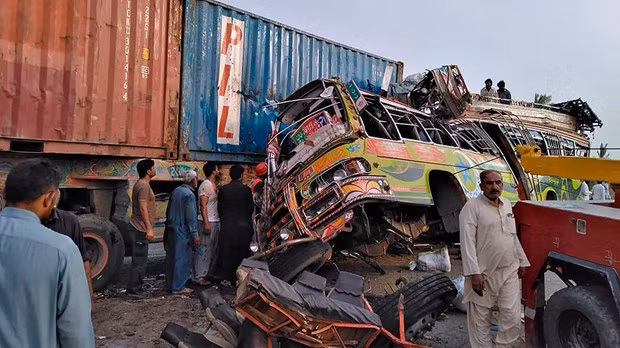 Cứu hộ các nạn nhân vụ tai nạn xe buýt tại Pakistan. (Ảnh: AP)
