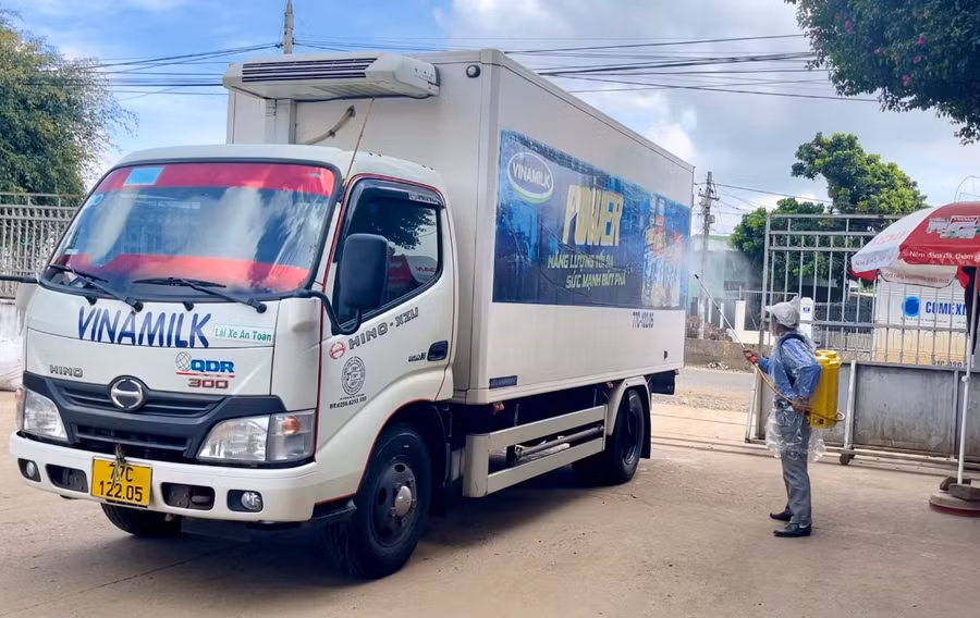 Ngoài chủ động lượng hàng hóa, COMEXIM Gia Lai đặc biệt chú trọng công tác khử khuẩn xe hàng để đảm bảo an toàn phòng dịch Covid-19. Ảnh: Vũ Thảo Ngoài chủ động lượng hàng hóa, COMEXIM Gia Lai đặc biệt chú trọng công tác khử khuẩn xe hàng để đảm bảo an toàn phòng dịch Covid-19.jpg