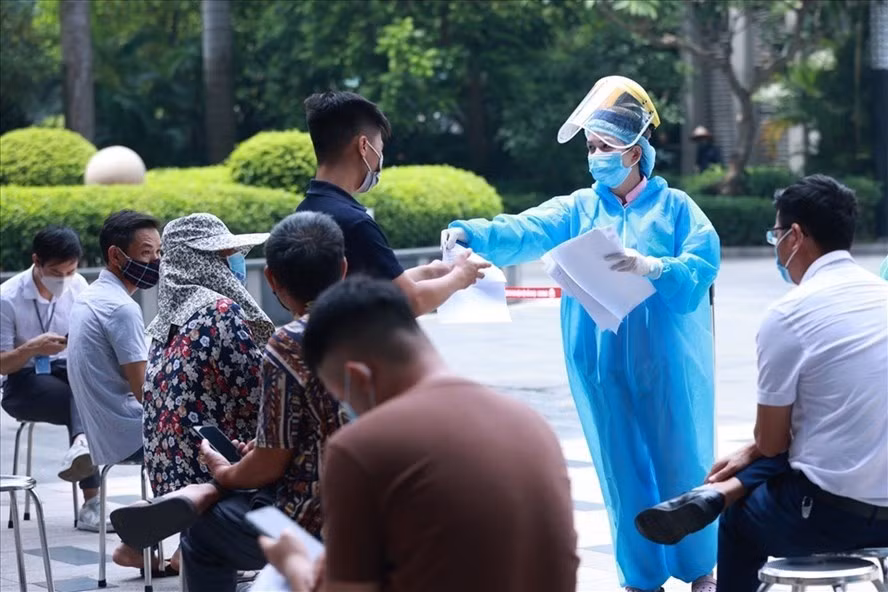 Nhiều địa phương quy định bắt buộc người từ vùng dịch đến phải có giấy xét nghiệm âm tính. Ảnh: Hải Nguyễn