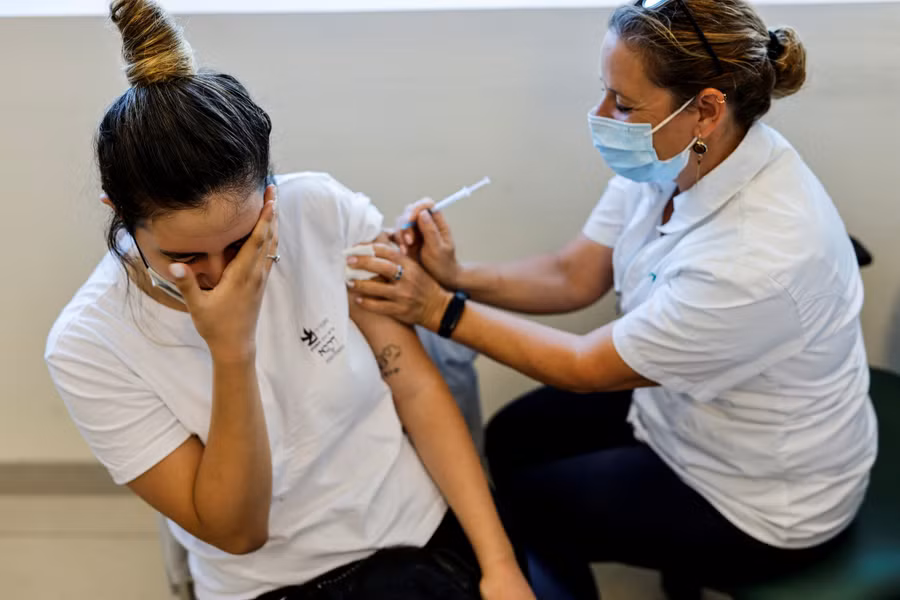  Cảnh tiêm vắc xin của Pfizer ở Israel - Ảnh: Reuters