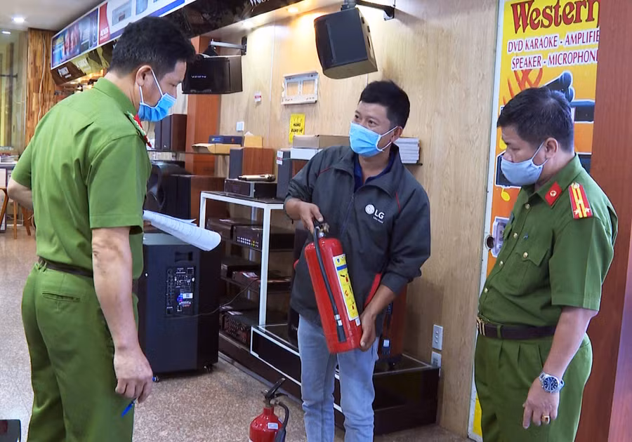 Đoàn liên ngành kiểm tra công tác PCCC tại chung cư Hoàng Anh Gia Lai. Ảnh: Lê Anh