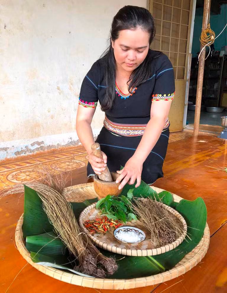 Người dân chế biến món muối cỏ. Ảnh: Phan Lài