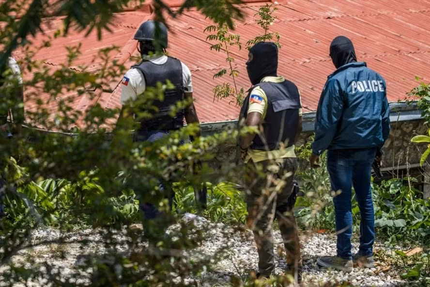 Sau vụ ám sát Tổng thống Haiti Moise, cảnh sát vẫn đang tiếp tục truy lùng các nghi phạm. Ảnh: AFP