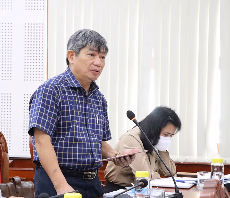 Giám đốc Sở Tài chính Nguyễn Anh Dũng tham gia ý kiến về việc thu-chi ngân sách. Ảnh: Phương Linh Tỉnh ủy viên, Giám đốc Sở Tài chính Nguyễn Anh Dũng tham gia ý kiến ở nội dung thu và chi ngân sách. Ảnh: Phương Linh