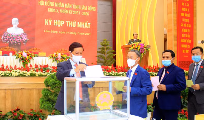 Các đại biểu bỏ phiếu bầu các chức danh chủ chốt của HĐND và UBND tỉnh Lâm Đồng khóa mới.
